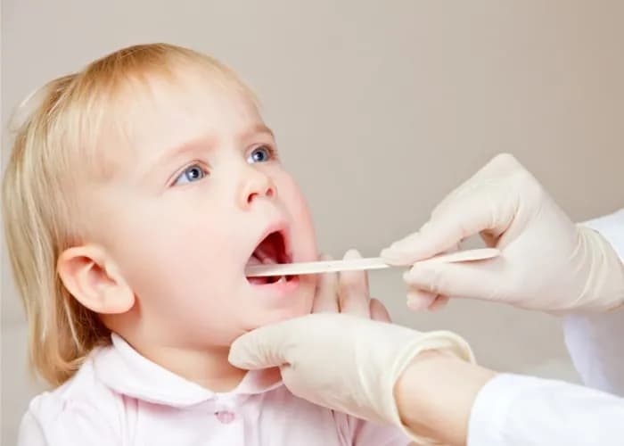 Jak rozpoznać ból gardła u niemowlaka – objawy, które musisz znać