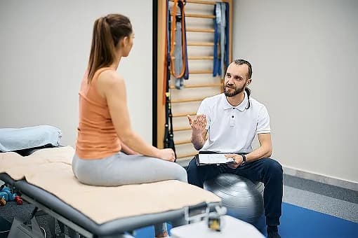 Czy fizjoterapeuta to lekarz? Poznaj różnice i ważne informacje