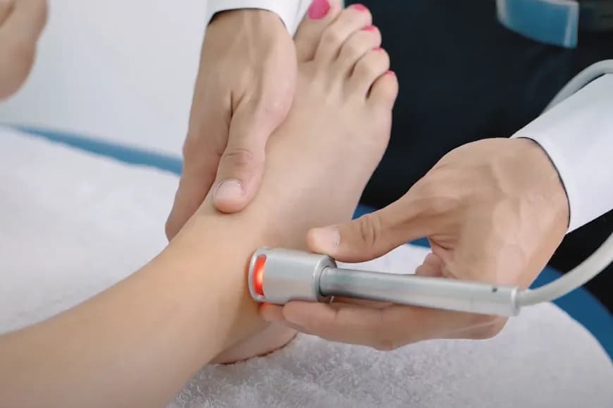 Rehabilitacja laserem na czym polega i jakie ma korzyści dla zdrowia