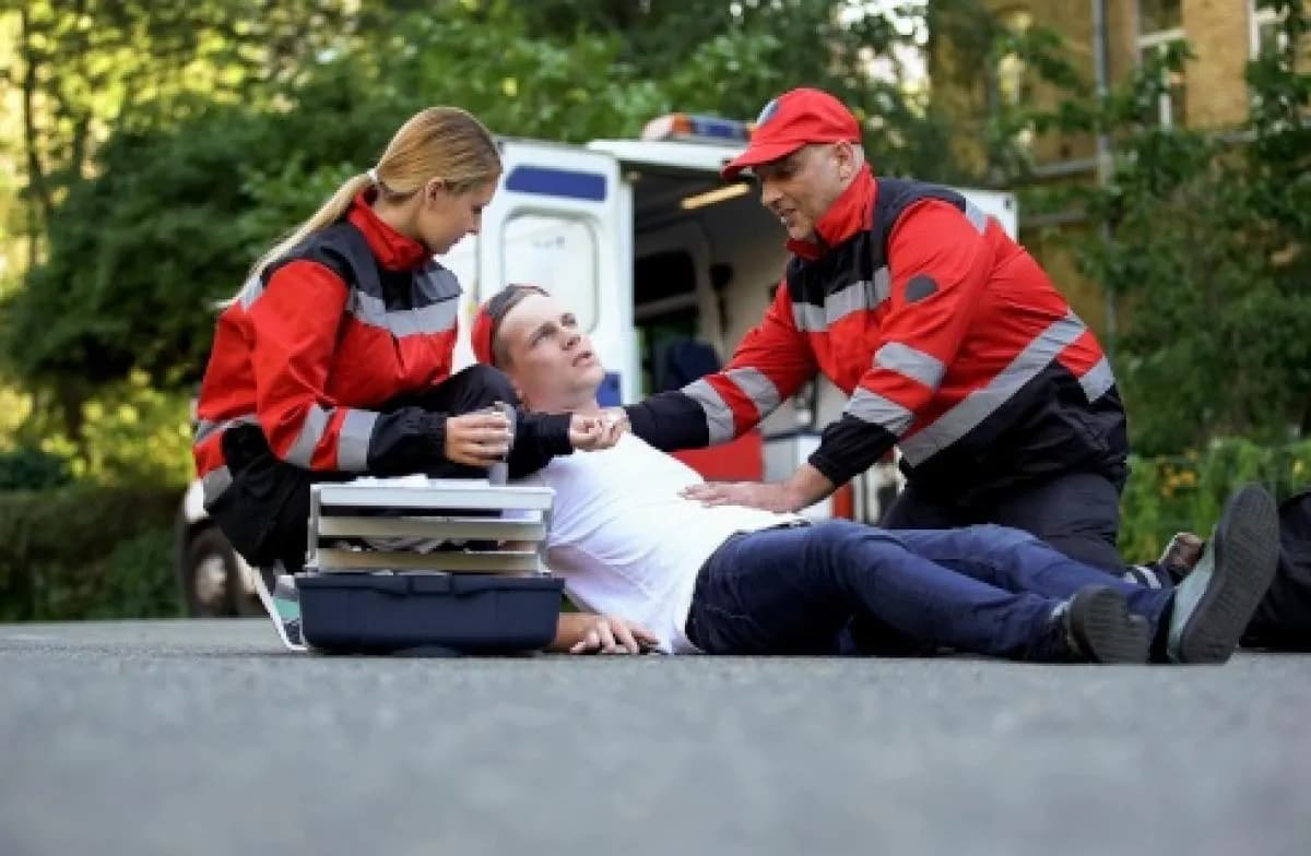 Czy ratownik medyczny może stwierdzić zgon? Ważne informacje i przepisy